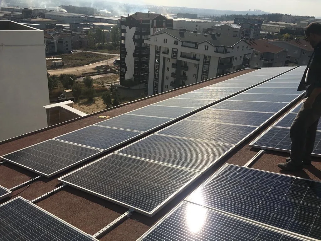 Fabrika çatısı güneş paneli sistemi